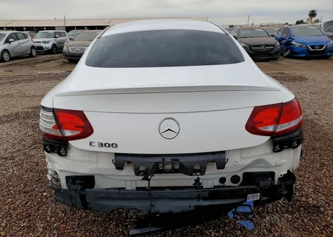2018 Mercedes-Benz C 300 z USA, uszkodzony, nr VIN WDDWJ4JB4JF678253